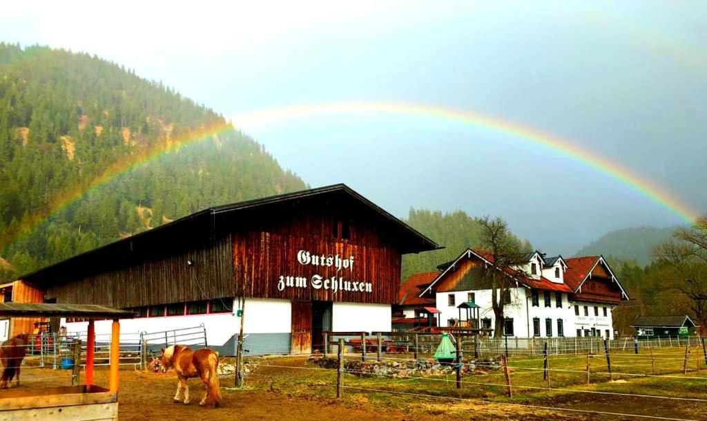 Апартаменты Gutshof Zum Schluxen Пинсванг Экстерьер фото